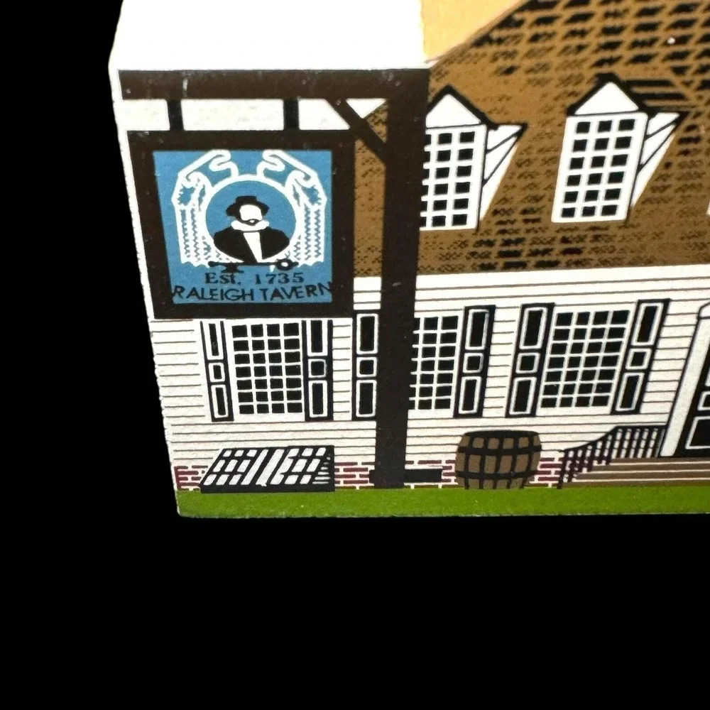 Raleigh Tavern Williamsburg, Virginia 1995 Shelia's Collectibles Shelf Sitter‎